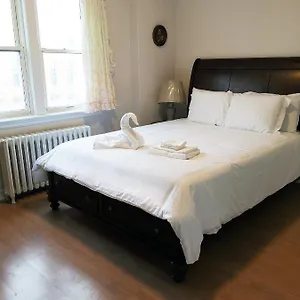 Habitación en casa particular Cozy Private Rm Heart Of North York Free Parking Full Kitchen Close To Downtown, Toronto